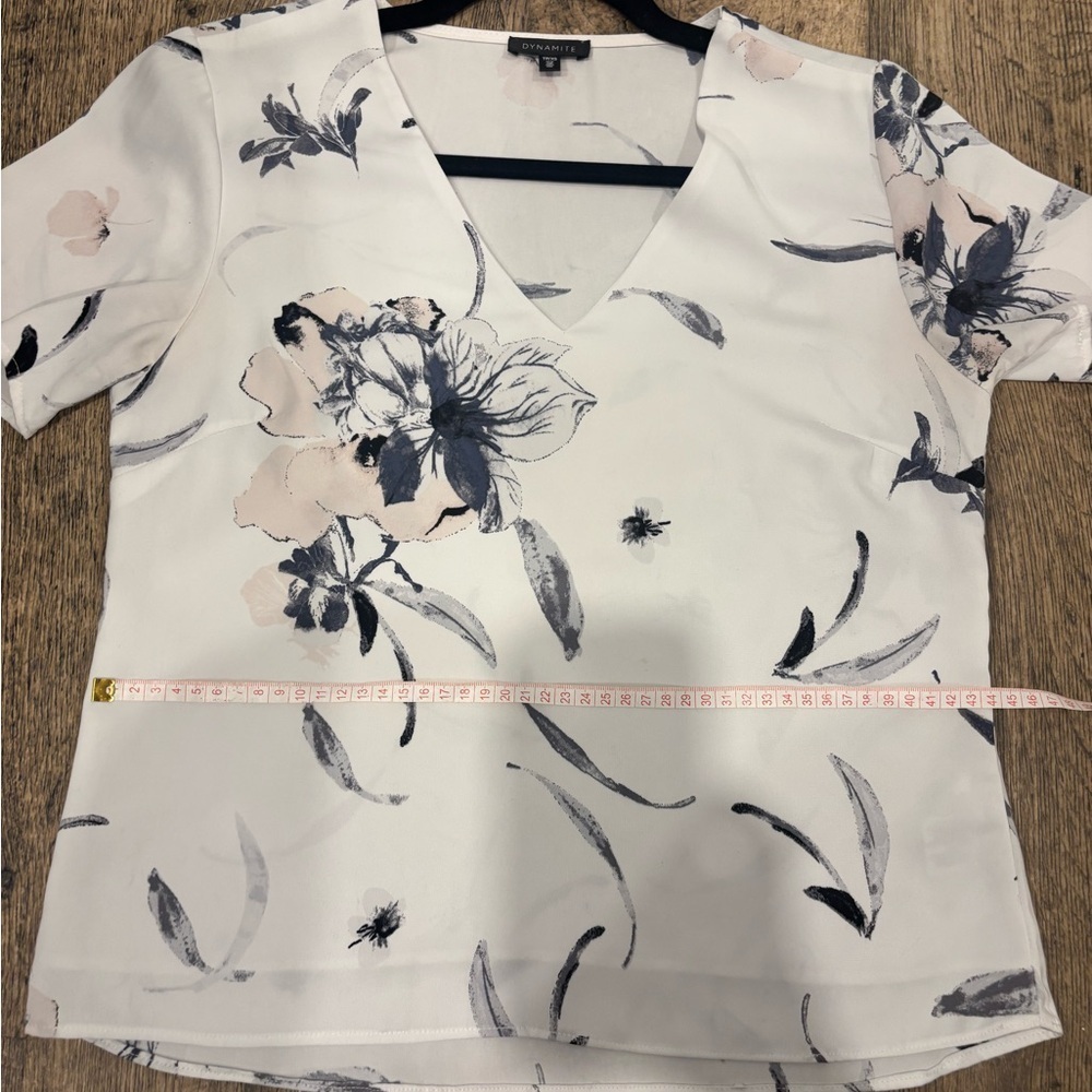 Dynamite White Floral V-Neck Blouse (XS) - Picture 11 of 12